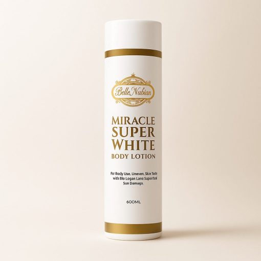 Un flacon blanc de 600 ml de lait corporel LAIT MIRACLE EXTRA FORT avec des accents et un texte dorés, sur un fond neutre.