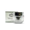 Un pot de CRÈME VISAGE JOUR SPF30 se trouve devant sa boîte, tous deux affichant les détails de la crème visage et le logo de la marque.