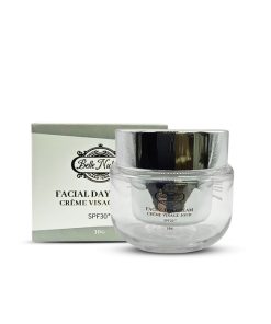 Un pot de CRÈME VISAGE JOUR SPF30 se trouve devant sa boîte, tous deux affichant les détails de la crème visage et le logo de la marque.