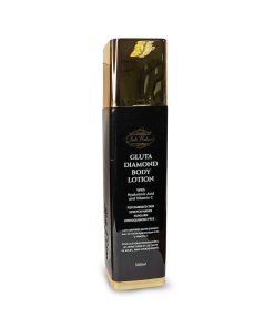 Un flacon noir et or de 500 ml de DIAMOND WHITENING BODY LOTION avec de l'acide hyaluronique, de la vitamine C et du panthénol, formulé pour répondre à divers problèmes de peau et pour fournir des effets de blanchiment au diamant.