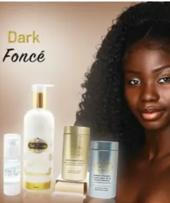 Une femme à la peau foncée se tient près de l'ENSEMBLE ECLAIRCISSANT POUR PEAU FONCEE, un ensemble de quatre produits de soins de la peau (lotions et pilules), avec "Dark Foncé" affiché en arrière-plan.