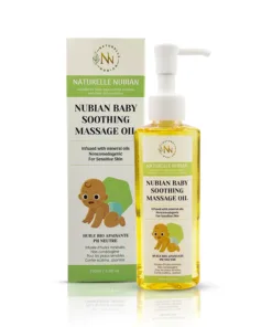Une bouteille d'huile de massage apaisante pour bébés NUBIANS avec un ours en peluche dessus.