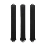Trois sangles rembourrées noires avec des crochets métalliques à chaque extrémité, disposées verticalement sur un fond blanc, rendent les Accessoires pour Cheveux pour Filles – Bandeau de Cheveux à la Française polyvalents.