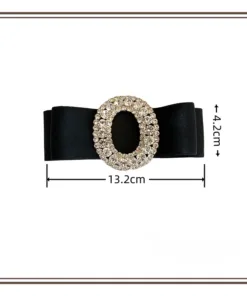 La Pince à Cheveux en Cristal Biscuit est une barrette à cheveux noire ornée d'une pièce centrale ovale décorative en or et strass. Cet accessoire élégant mesure 13,2 cm de large et 4,2 cm de haut, ce qui le rend parfait pour ajouter une touche de sophistication à n'importe quelle coiffure.