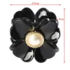 Cette élégante "Pince à cheveux en forme de fleur – Barrette à griffes de crabe bohème pour femmes" florale noire avec un centre de perle, mesurant 5,5 cm en hauteur et en largeur, dégage une charmante élégance bohème.