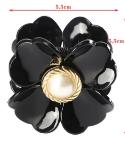 Cette élégante "Pince à cheveux en forme de fleur – Barrette à griffes de crabe bohème pour femmes" florale noire avec un centre de perle, mesurant 5,5 cm en hauteur et en largeur, dégage une charmante élégance bohème.