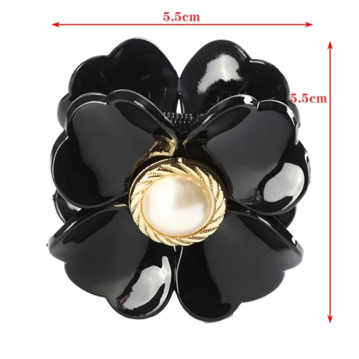 Cette élégante "Pince à cheveux en forme de fleur – Barrette à griffes de crabe bohème pour femmes" florale noire avec un centre de perle, mesurant 5,5 cm en hauteur et en largeur, dégage une charmante élégance bohème.