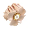 Une « Pince à cheveux élégante en forme de fleur – Barrette à griffes de crabe (Copie) » florale rose avec un centre doré avec un embellissement en forme de perle.