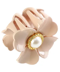 Une « Pince à cheveux élégante en forme de fleur – Barrette à griffes de crabe (Copie) » florale rose avec un centre doré avec un embellissement en forme de perle.