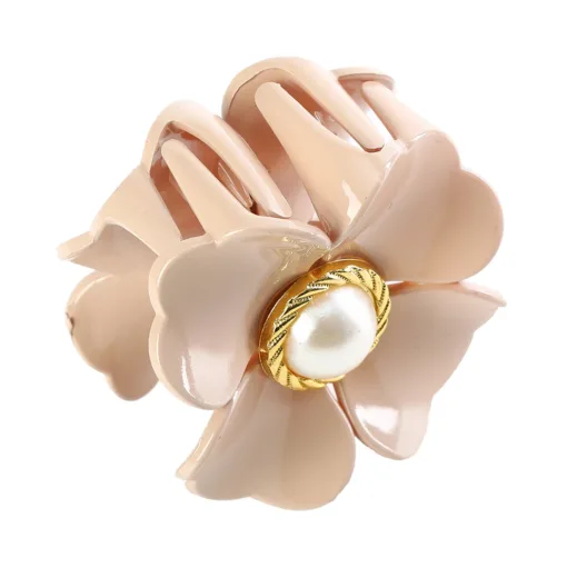 Une « Pince à cheveux élégante en forme de fleur – Barrette à griffes de crabe (Copie) » florale rose avec un centre doré avec un embellissement en forme de perle.