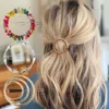 Une femme aux cheveux blonds coiffée en demi-chignon, fixée avec une pince à cheveux dorée de BarCord – Pinces à Cheveux Géométriques pour Femmes et Filles, accompagnée d'images d'autres pinces à cheveux rondes colorées et métalliques affichant des motifs géométriques.