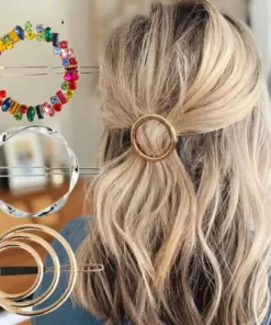 Une femme aux cheveux blonds coiffée en demi-chignon, fixée avec une pince à cheveux dorée de BarCord – Pinces à Cheveux Géométriques pour Femmes et Filles, accompagnée d'images d'autres pinces à cheveux rondes colorées et métalliques affichant des motifs géométriques.