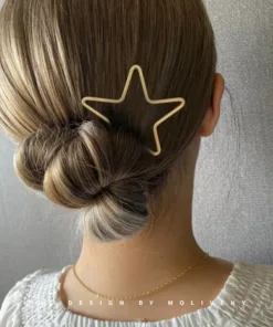 Une personne aux cheveux blonds coiffés en chignon bas porte le Bâton à cheveux en métal en forme d'étoile simple. Elle est vêtue d'un haut blanc avec un tissu texturé.