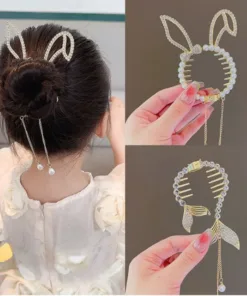 Cheveux de femme coiffés en chignon avec des épingles à cheveux décoratives en forme d'aile d'ange brillantes. Le gros plan de l'accessoire montre ses détails en perles et sa structure en forme de peigne, parfait pour les femmes et les filles à la recherche d'une touche fantaisiste.