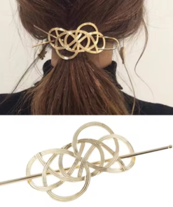 Les cheveux d'une femme sont attachés en arrière avec un Porte-Chignon Doré pour Femmes décoratif présentant un motif de boucle complexe. Un gros plan de l'épingle à cheveux est présenté ci-dessous.