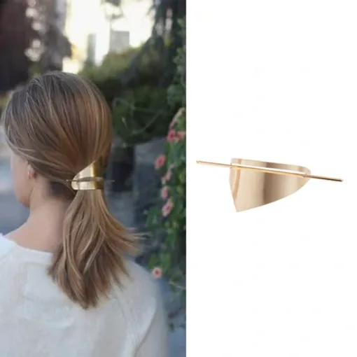 Une femme aux cheveux châtain clair utilise un Porte-Chignon en Forme de Document Doré pour Femmes, conçu en forme de bouclier triangulaire, pour fixer sa queue de cheval. L'élégant accessoire capillaire est montré en détail sur le côté droit de l'image.