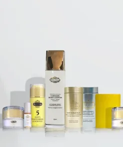 Le SET ÉCLAT NATUREL POUR TEINTS CARAMEL, composé de huit produits de soin dans des flacons et pots assortis, est présenté en rangée sur un fond blanc uni.