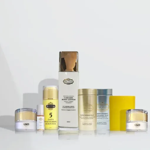 Le SET ÉCLAT NATUREL POUR TEINTS CARAMEL, composé de huit produits de soin dans des flacons et pots assortis, est présenté en rangée sur un fond blanc uni.