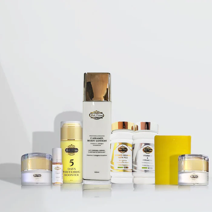 Découvrez la collection SET ÉCLAT NATUREL POUR TEINTS CARAMEL, qui propose une sélection soignée de produits de soin de la peau essentiels tels que des lotions, des crèmes et des sérums, joliment présentés sur une surface blanche immaculée. Offrez-vous un éclat naturel à chaque utilisation exquise.