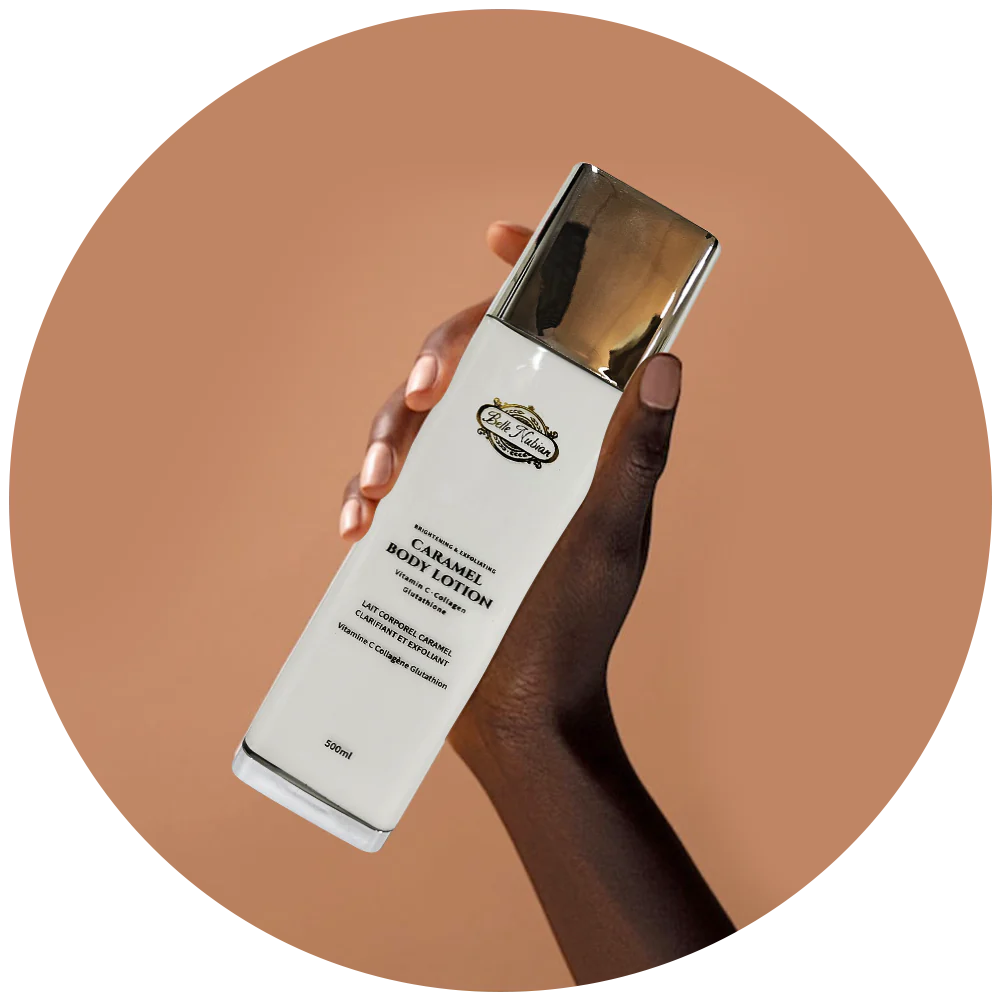 Une main tient gracieusement un flacon de lotion pour le corps Nouveau Belle Nubian Caramel, orné d'un bouchon doré, sur fond beige apaisant.