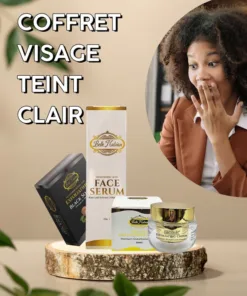 Une femme surprise se tient à côté d'un présentoir de produits de soins de la peau Coffret Visage Teint Clair, comprenant un sérum pour le visage, une crème exfoliante et un savon noir.