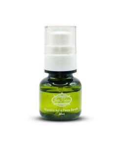 Un petit flacon vert étiqueté "Glycolic Acid Face Serum 30ml" avec un bouchon à pompe blanc et la marque "Belle Italian".