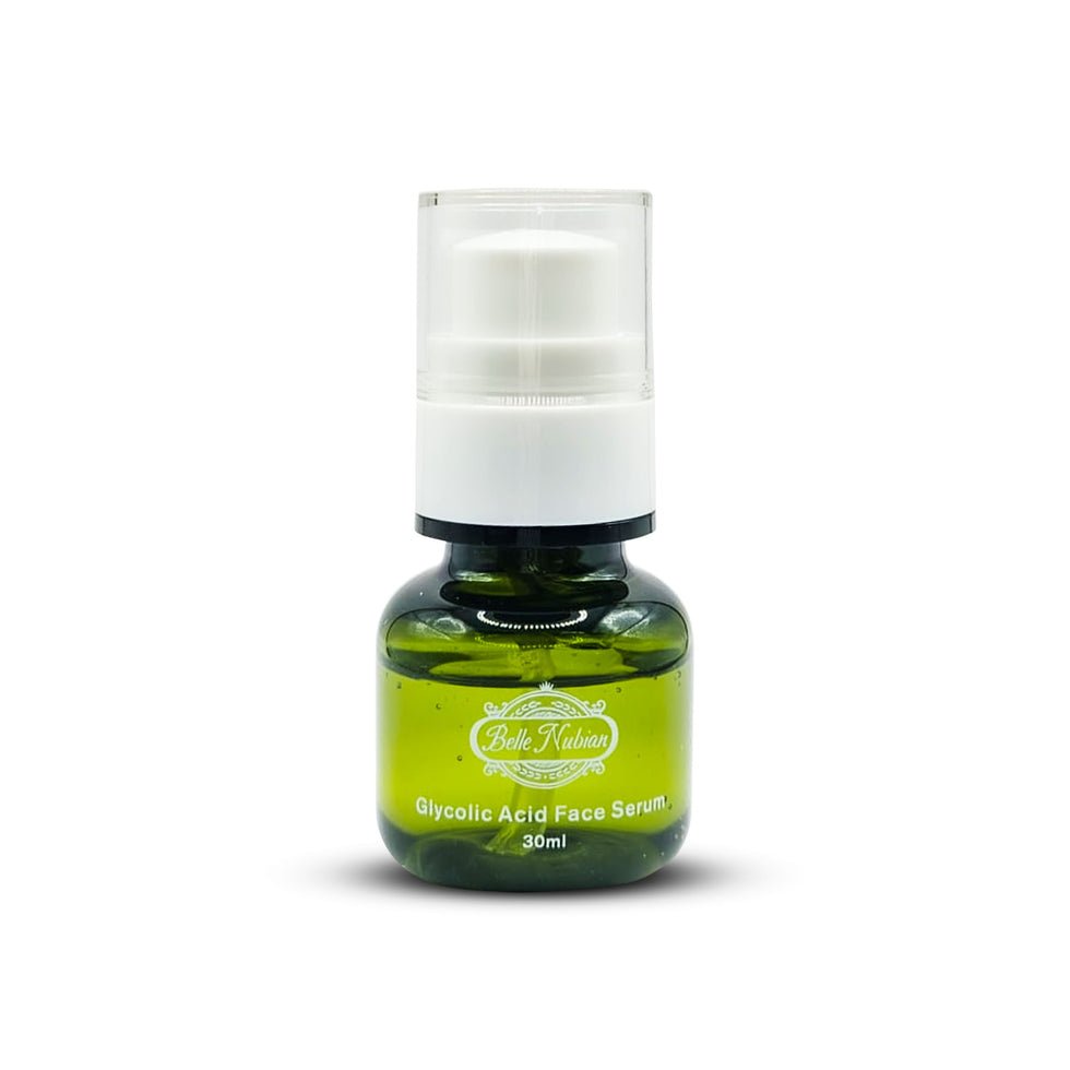 Un petit flacon vert étiqueté "Glycolic Acid Face Serum 30ml" avec un bouchon à pompe blanc et la marque "Belle Italian".