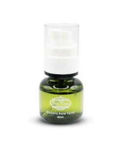 Un petit flacon vert étiqueté "Bella Nutriion Glycolic Acid Toner 30ml" avec un distributeur à pompe blanc et un bouchon transparent.