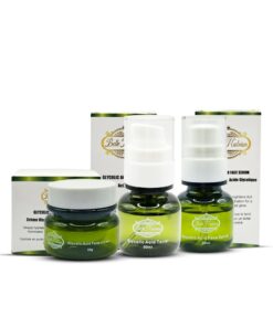 Trois contenants de cosmétiques verts étiquetés crème pour le visage, tonique et sérum sont présentés devant deux boîtes de produits portant la marque "Belle & Talina".