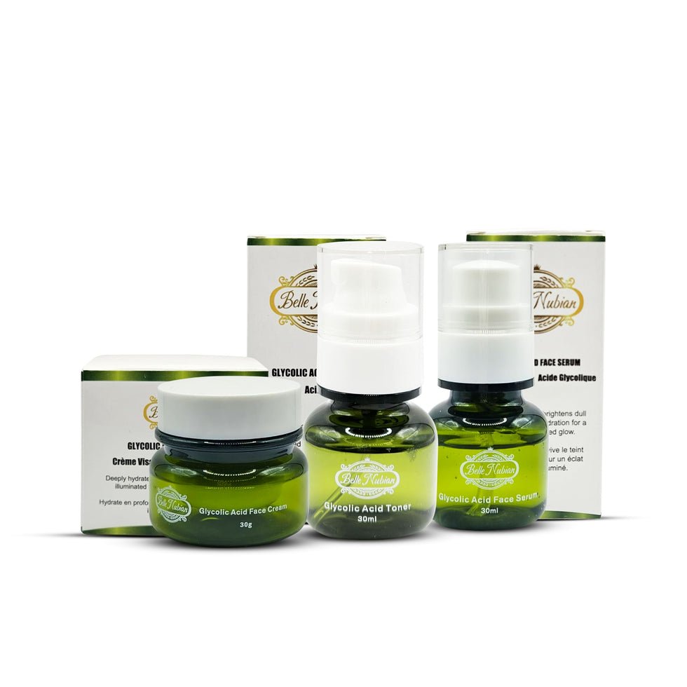 Trois contenants de cosmétiques verts étiquetés crème pour le visage, tonique et sérum sont présentés devant deux boîtes de produits portant la marque "Belle & Talina".