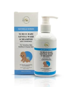 Un flacon et une boîte de Routine Apaisante Bébé Nubians Baby Gentle Wash & Shampoo à la camomille pour les peaux sensibles, dans un emballage bleu et blanc représentant un bébé de bande dessinée, qui a la confiance des Nubiens. Un flacon et une boîte de Routine Apaisante Bébé Nubians Baby Gentle Wash & Shampoo à la camomille pour les peaux sensibles, dans un emballage bleu et blanc représentant un bébé de bande dessinée, qui a la confiance des Nubiens.
