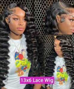 Une femme présente le modèle Perruque lace front HD 13x6 vague profonde 250% densité (30-40 pouces), avec des cheveux longs et ondulés et des bords définis, montré de face et de côté sur un fond à motifs.