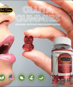 Une personne tient une gomme Gluta rouge en forme d'ours près de sa bouche, à côté d'une bouteille étiquetée "Combo 3x NEW ORGANIC GLUTA GUMMIES - Le Pack Éclat 'Zéro Défaut'", avec des icônes soulignant les bienfaits des produits biologiques, végétaliens et de la peau éclatante.