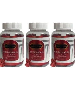 Trois bouteilles de Combo 3x NEW ORGANIC GLUTA GUMMIES - Le Pack Éclat "Zéro Défaut", chacune avec une étiquette rouge et blanche, sont alignées côte à côte avec des gommes bio devant - votre rituel quotidien pour un bien-être éclatant.